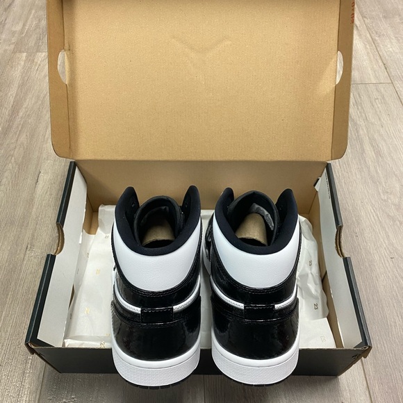 Jordan 1 Mid “Carbon Fiber” - Picture 3 of 4